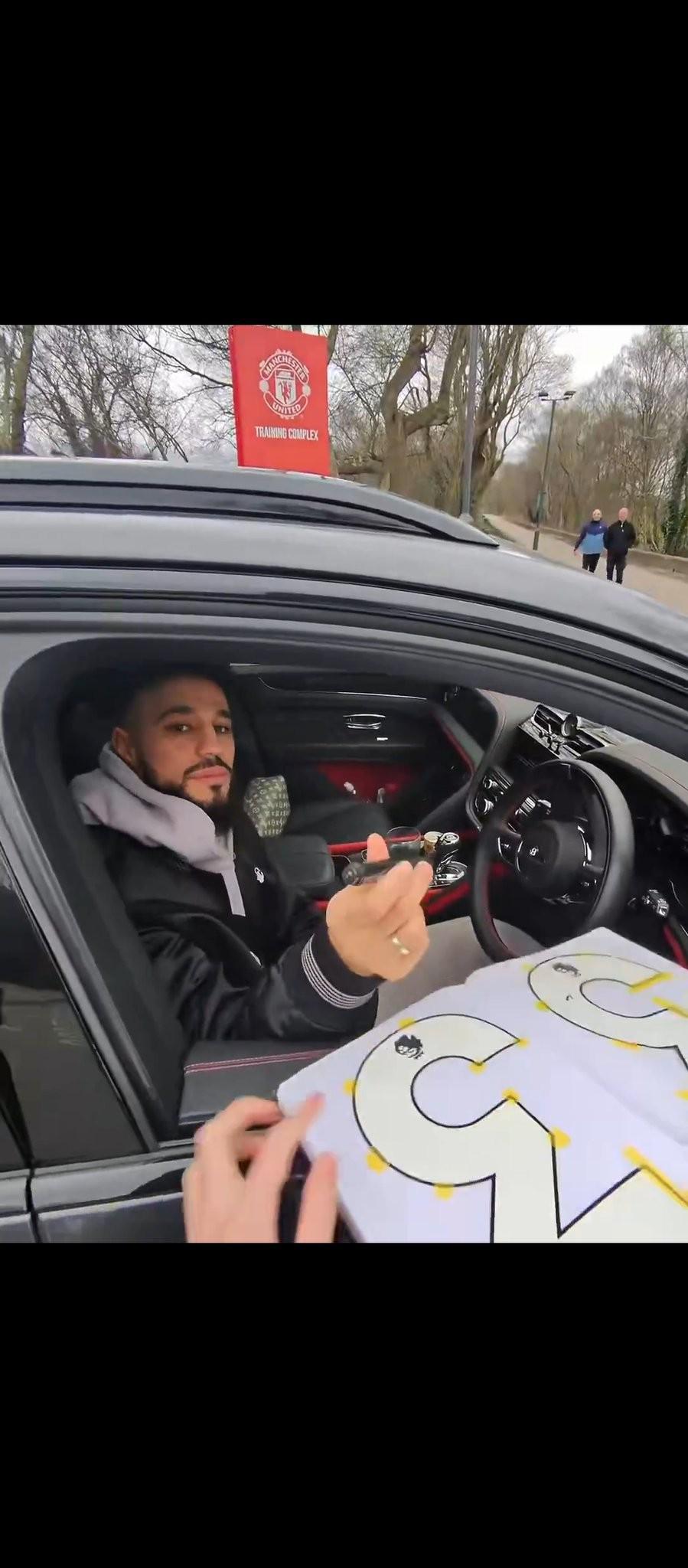 九游娱乐-马兹拉维停车给球迷签名，轮到签名贩子时敷衍画了两笔